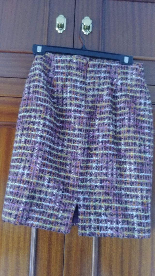 Minifalda tweed color morado. talla M