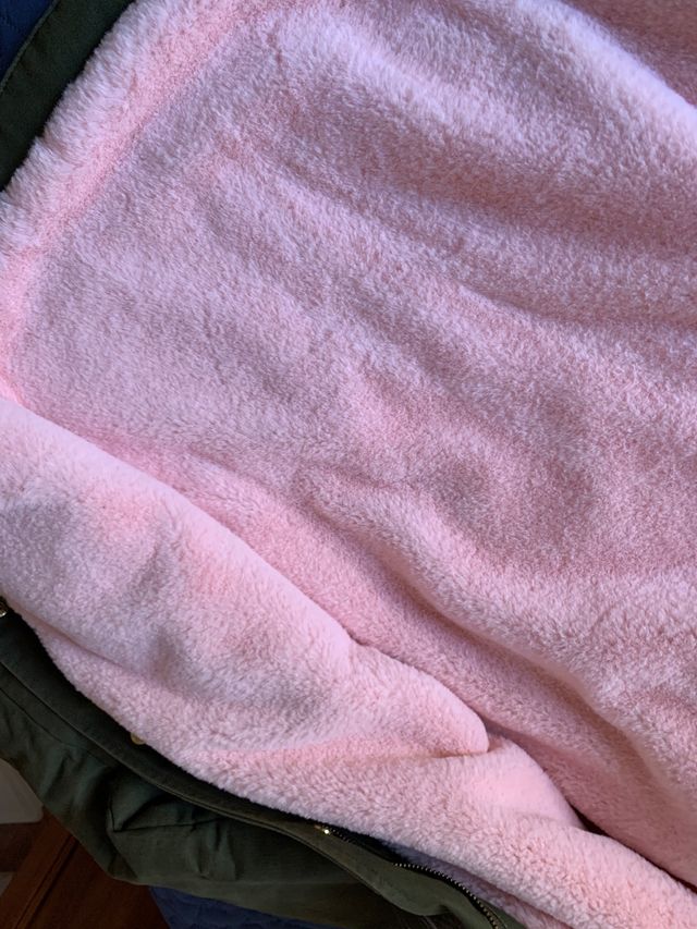 Parka Kaki con capucha de pelo rosa de Poete