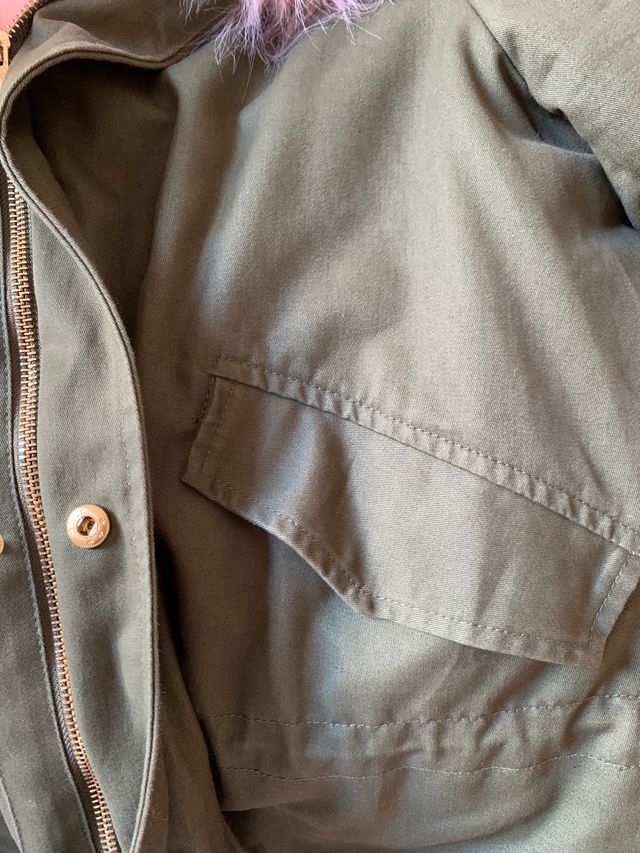 Parka Kaki con capucha de pelo rosa de Poete