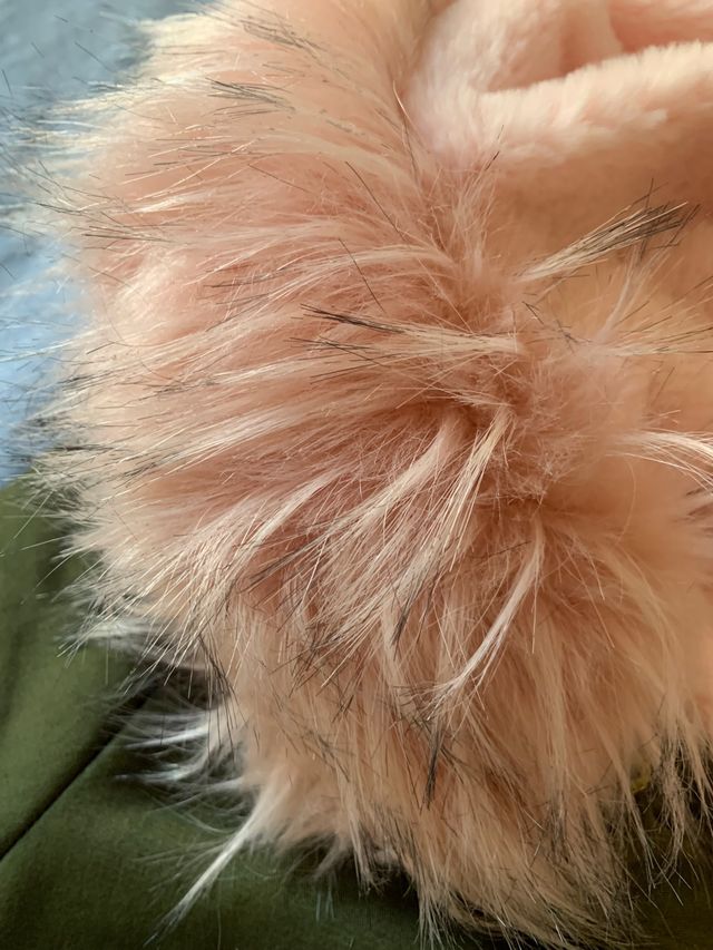 Parka Kaki con capucha de pelo rosa de Poete