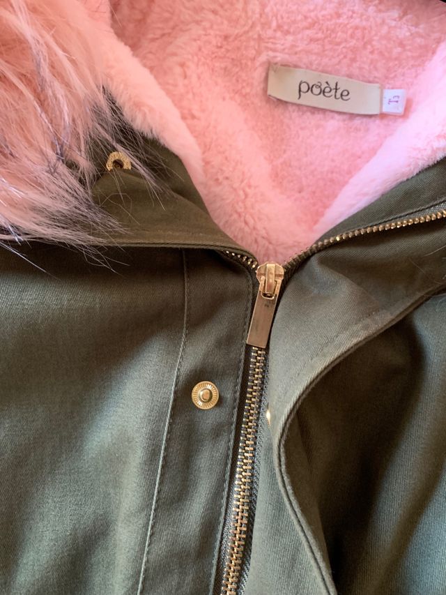Parka Kaki con capucha de pelo rosa de Poete