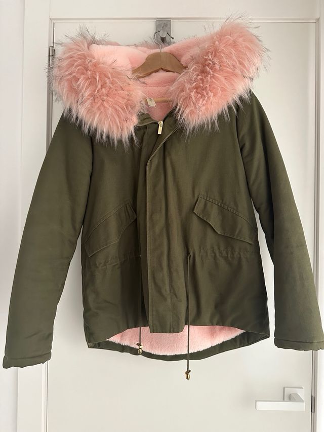Parka Kaki con capucha de pelo rosa de Poete