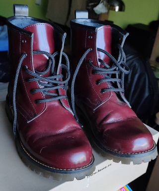 Botas militares burdeos de segunda mano por 4 EUR en Valladolid en WALLAPOP