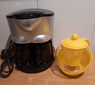 Cafetera sogo aravazzo con regalo de tetera de segunda mano por 10 EUR en  Burgos en WALLAPOP
