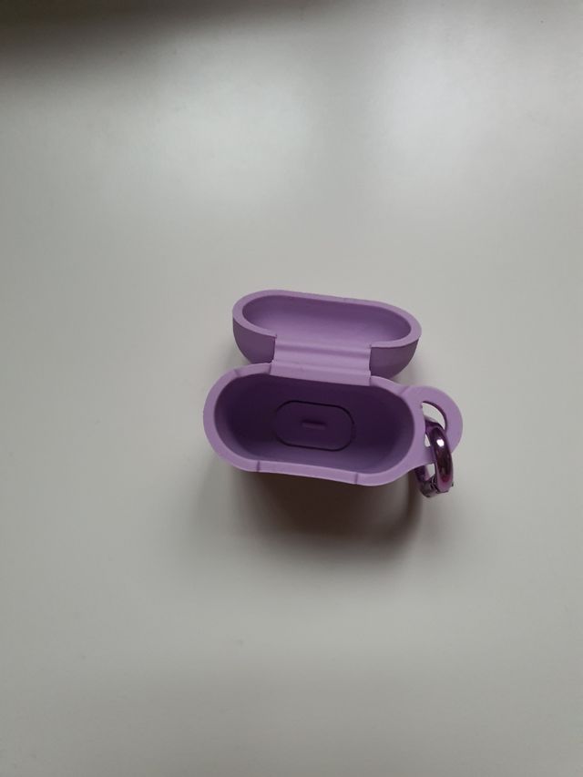 Funda AirPods Bershka