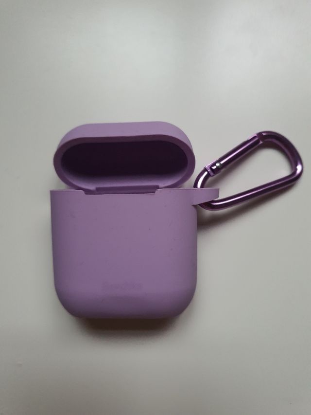 Funda AirPods Bershka