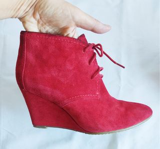 Botines cuña Zara rojos de segunda mano por 22 EUR en Madrid en WALLAPOP