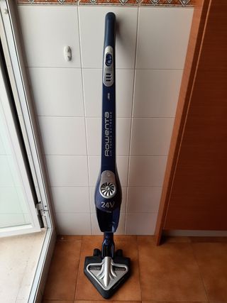 Escoba aspiradora Rowenta sin cable de segunda mano por 69 EUR en Málaga en  WALLAPOP