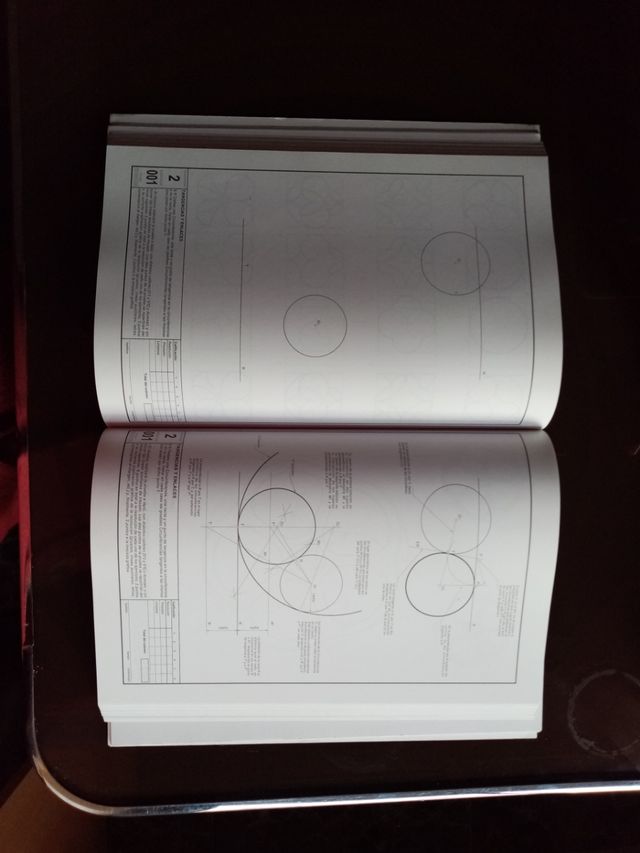 Un libro de bachillerato de dibujo técnico.