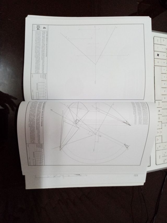Un libro de bachillerato de dibujo técnico.