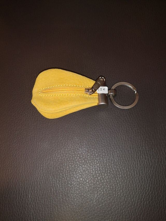 *NUEVO* LLAVERO MONEDERO AMARILLO DE PIEL