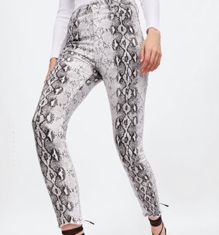 Pantalon blanco y negro animal print de segunda mano por 8 EUR en Barakaldo  en WALLAPOP