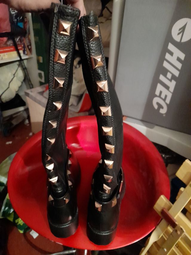 Botas tachuelas altas sin estrenar