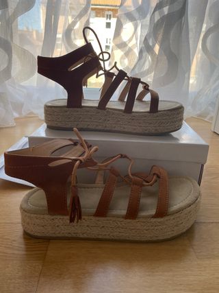 Sandalias romanas plataforma de segunda mano por 16 EUR en Arroyomolinos en  WALLAPOP