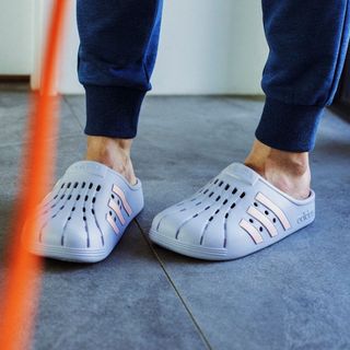 Zueco Deportivo Adidas Adilette Clogs Temp. 2022. de segunda mano por 35  EUR en Madrid en WALLAPOP