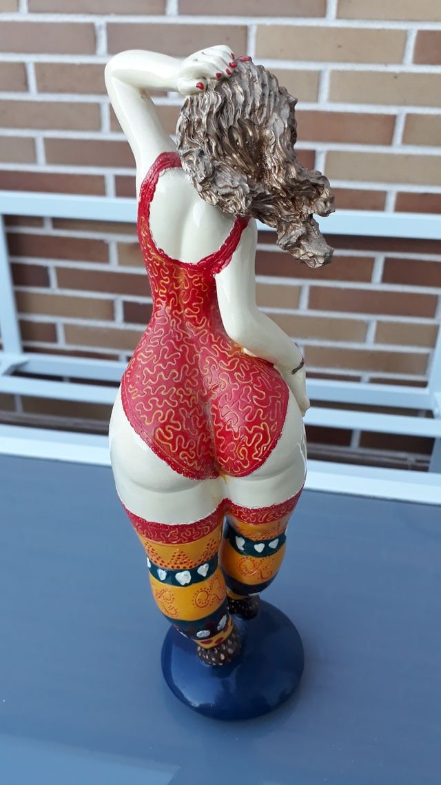 Figura decoración mujer pintada a mano