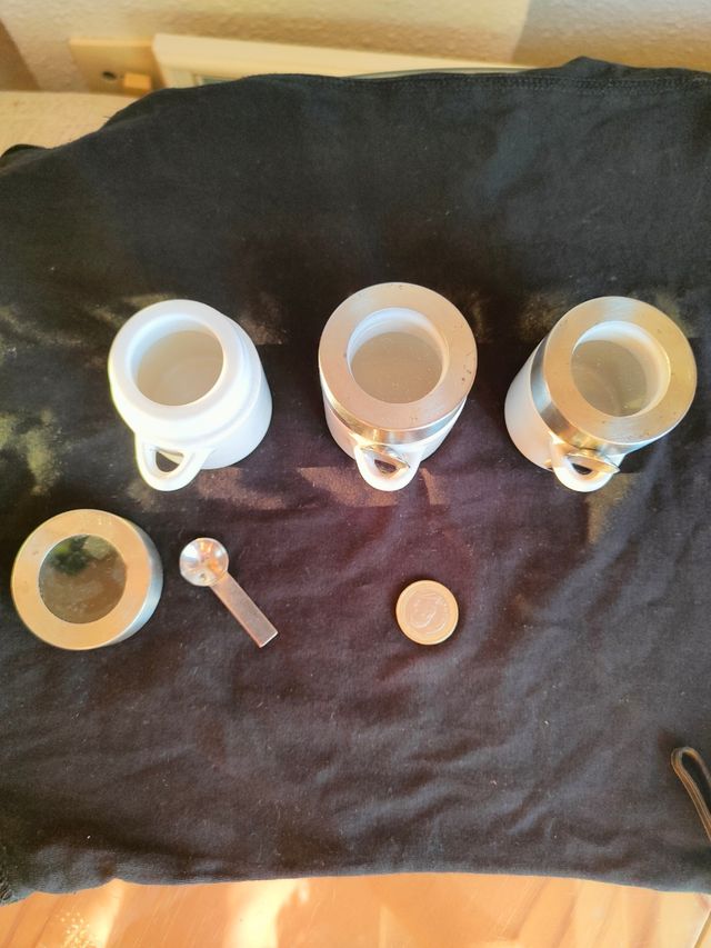 3 especieros de porcelana y acero inoxidable.