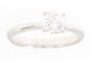 Anillo de oro de 18 kt con diamante de 0.80 ct