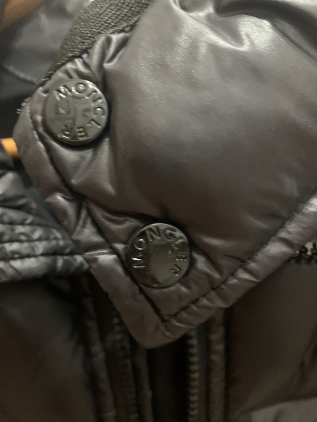 Abrigo mujer marca Moncler , color negro