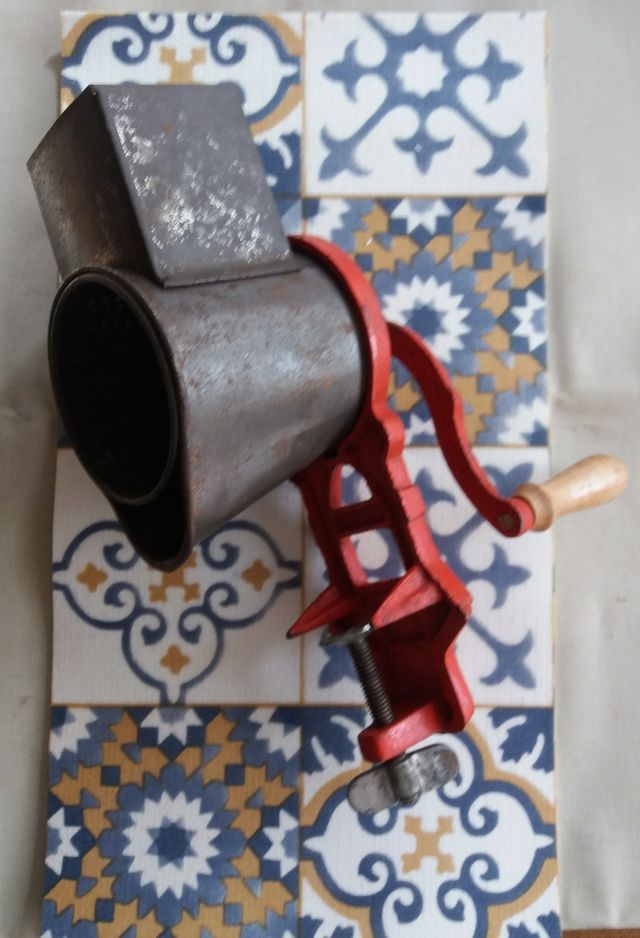 TRITURADOR DE CARNE ANTIGUO