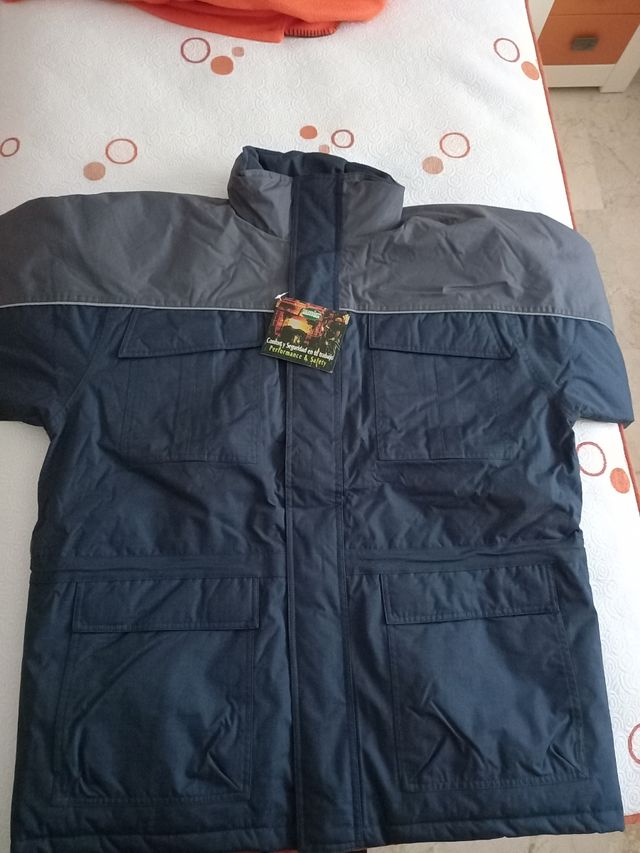 chaquetón  abrigo impermeable y acolchado Talla XL