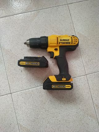 TALADRO BATERÍA DEWALT DE 2OV de segunda mano por 85 EUR en Onil en WALLAPOP
