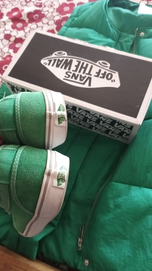 chaleco y Vans verde esmeralda