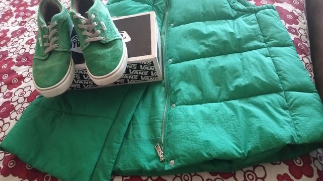 chaleco y Vans verde esmeralda