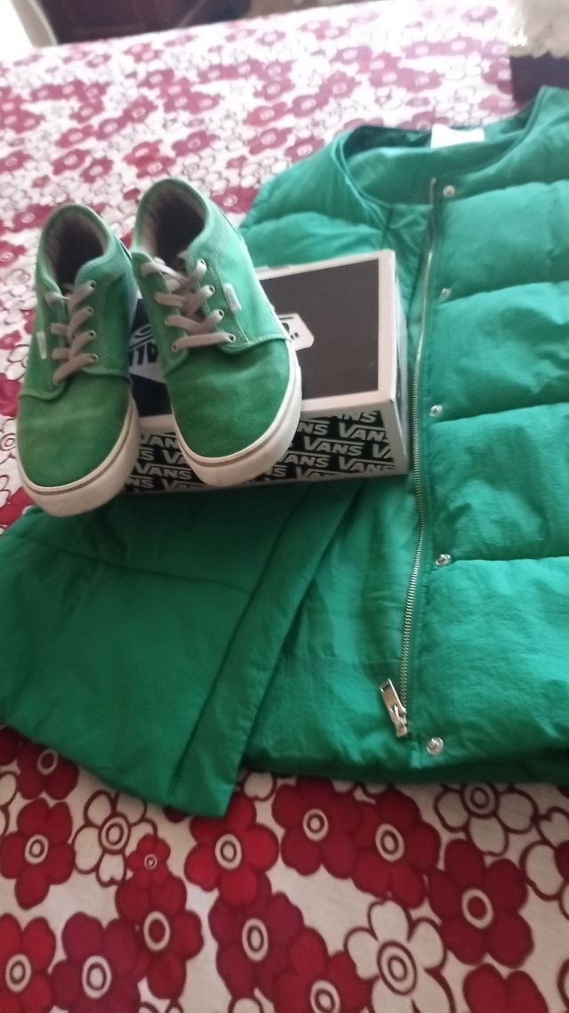 chaleco y Vans verde esmeralda