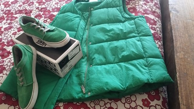 chaleco y Vans verde esmeralda
