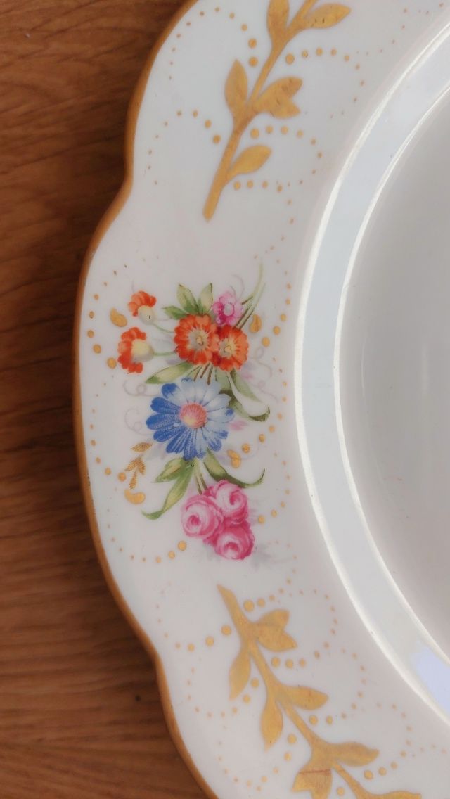 Tres Platos antiguos grandes flores y oro Bidasoa