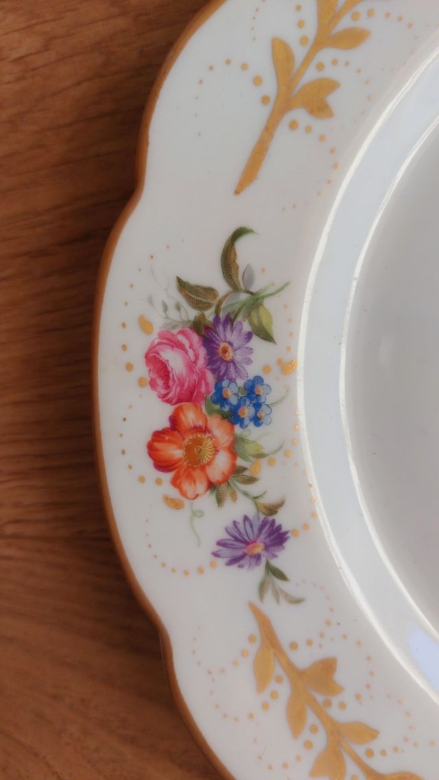 Tres Platos antiguos grandes flores y oro Bidasoa