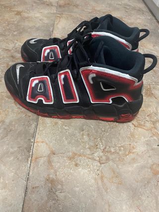 Zapatillas Nike Uptempo Rojas y Negras de segunda mano por 75 EUR en Salou  en WALLAPOP