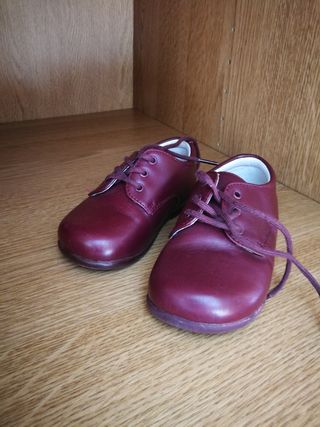 Zapatos burdeos bebé piel número 22 de segunda mano por 8 EUR en Santa Pola  en WALLAPOP