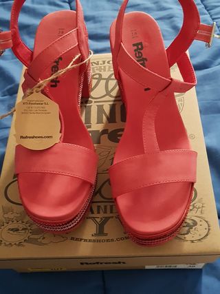 Preciosas sandalias rojas XTI+Refresh de segunda mano por 24 EUR en  Barcelona en WALLAPOP