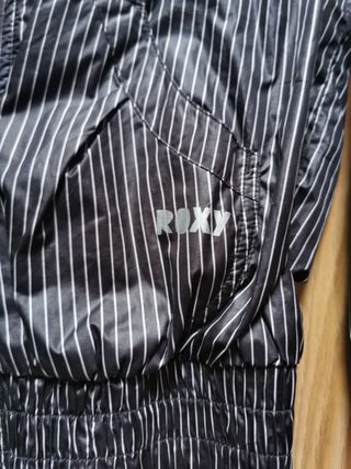 Chubasquero cortavientos tipo bomber mujer de Roxy de segunda mano por 7,5  EUR en Luanco en WALLAPOP