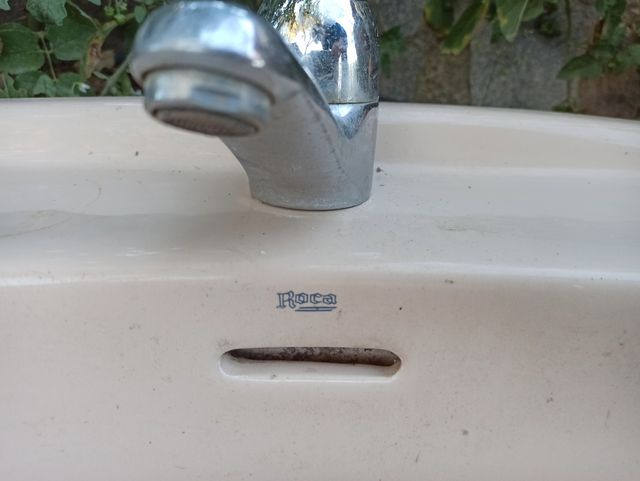 Taza y lavabo. Marca Roca.