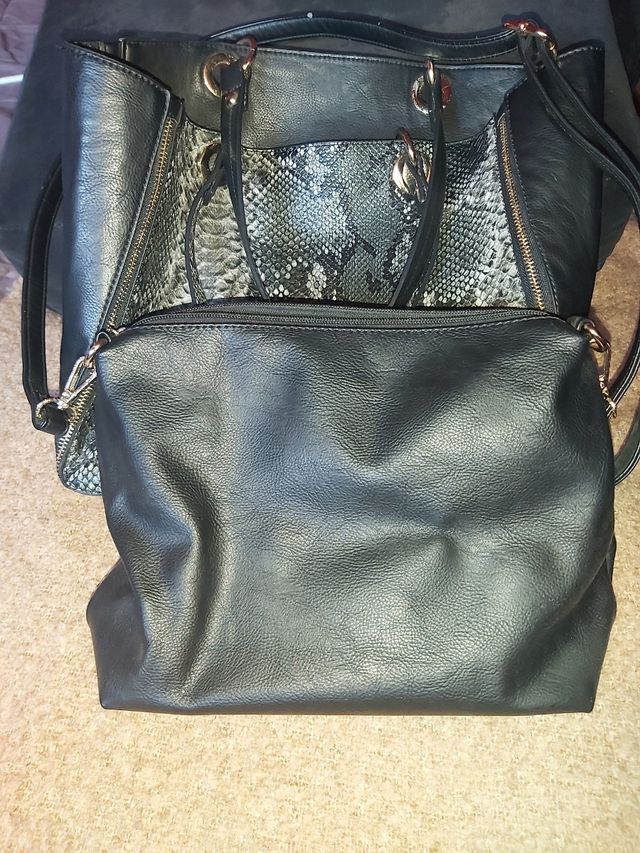 bolso nuevo con otro negro entero en el interior