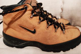 Botas de montaña Nike de segunda mano por 30 EUR en Carmona en WALLAPOP