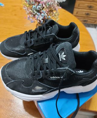 Adidas talla 36 Falcon originales de segunda mano por 35 EUR en Narón en  WALLAPOP