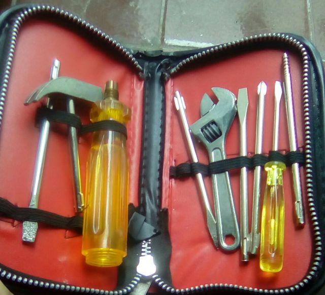 estuche con varias herramientas