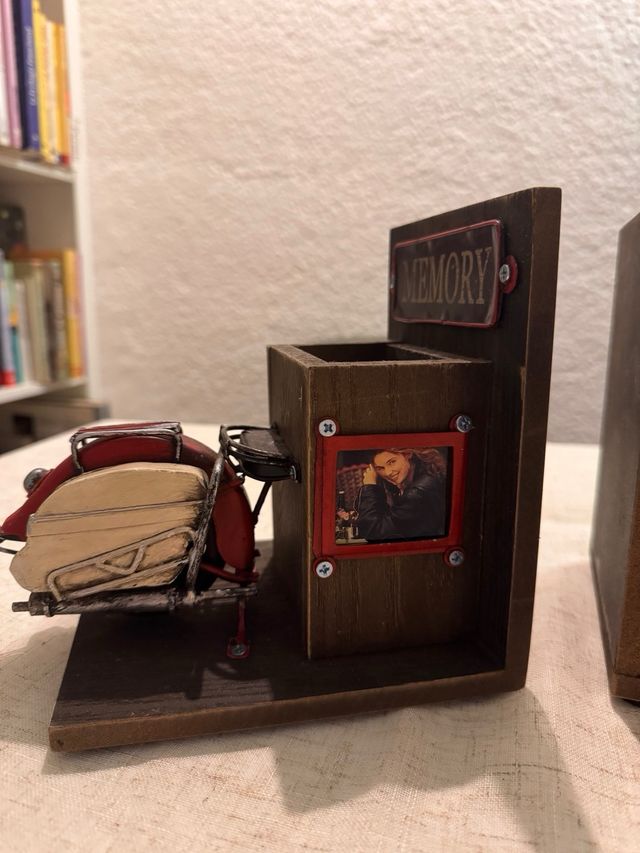 Sujeta libros estilo moto americana vintage
