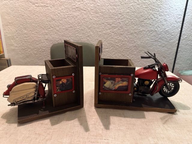 Sujeta libros estilo moto americana vintage