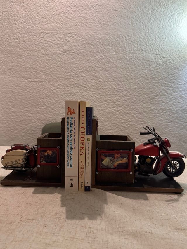 Sujeta libros estilo moto americana vintage