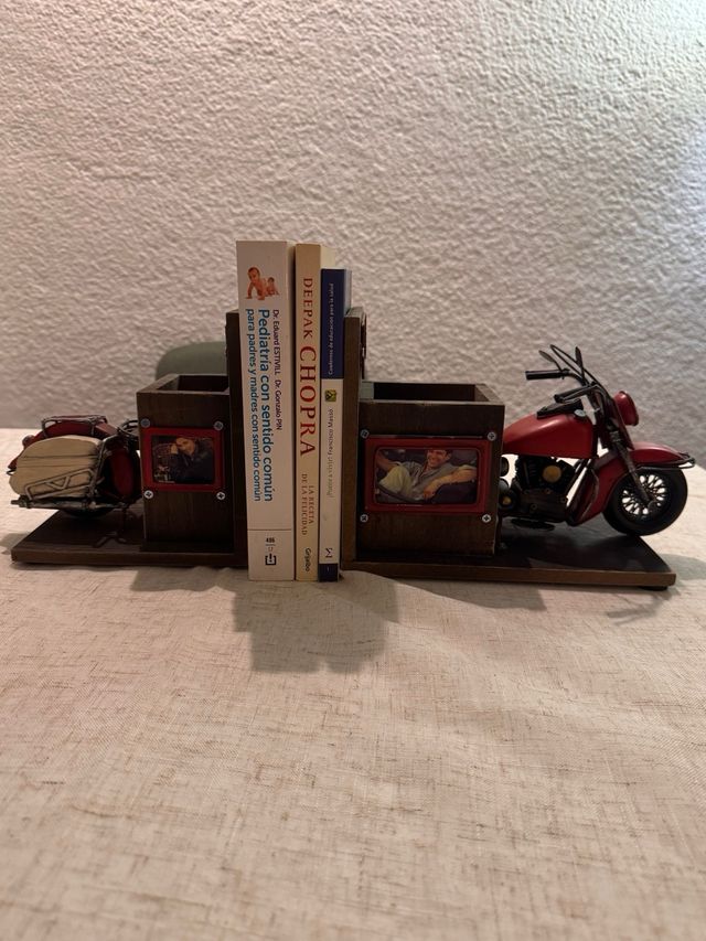 Sujeta libros estilo moto americana vintage