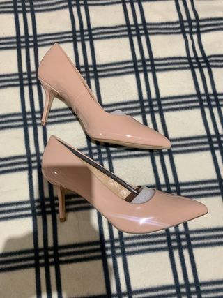 Stilettos SIN ESTRENAR color rosa palo\\/nude de segunda mano por 10 EUR en  Badalona en WALLAPOP