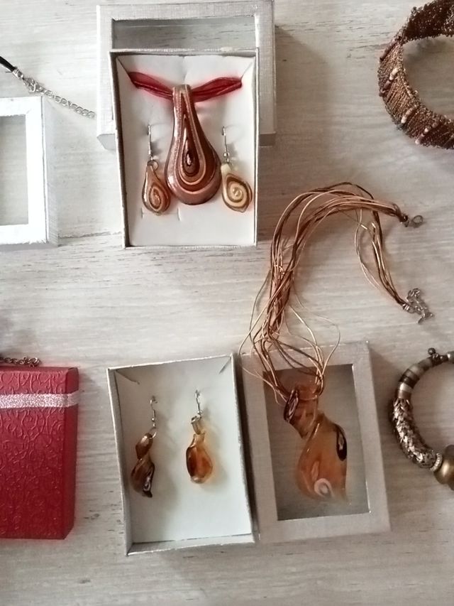 collares, conjuntos y pulseras