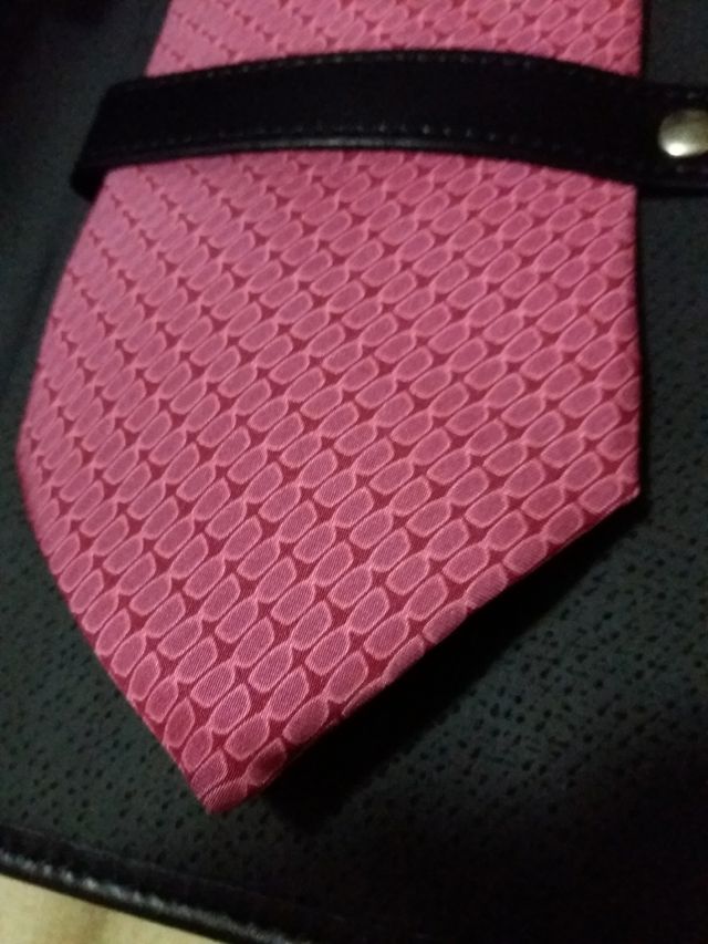 elegante cravatta 100%seta con custodia 