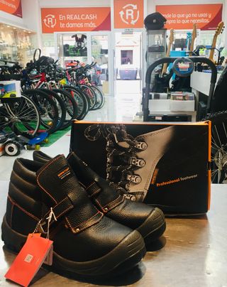 BOTAS DE SEGURIDAD SAFETOP TALLA 43 de segunda mano por 14,95 EUR en Gijón  en WALLAPOP