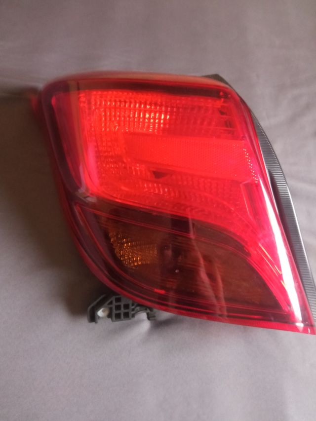 PILOTO TRASERO IZQUIERDO TOYOTA YARIS